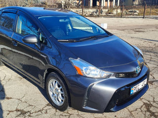 Toyota Prius v foto 3