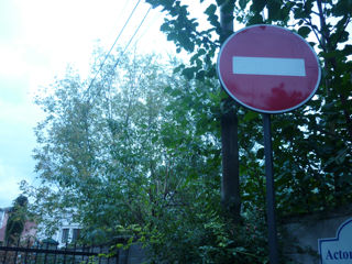 Дорожный знак..."Движение запрещено"