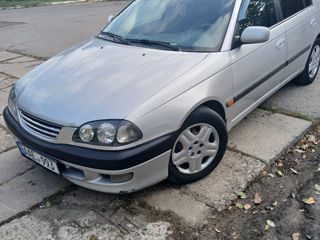 Toyota Avensis foto 2