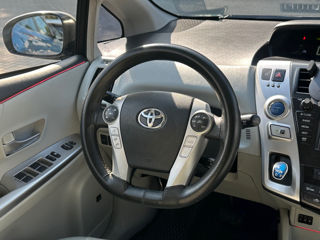 Toyota Prius v foto 12