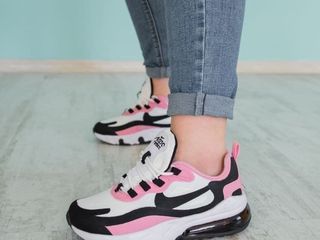 270 react pink and black