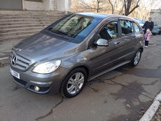 Mercedes B-Class foto 2