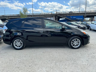 Toyota Prius v foto 4