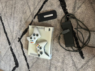 Vând consolă Xbox 360 în stare bună de funcționare. Tot ce este în poze este inclus: foto 1