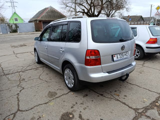 Volkswagen Touran foto 2