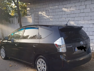 Toyota Prius v foto 5