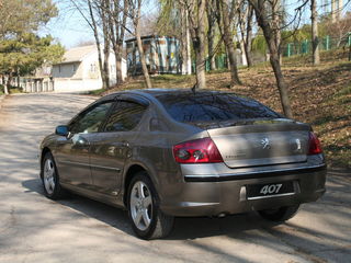 Peugeot 407 foto 1