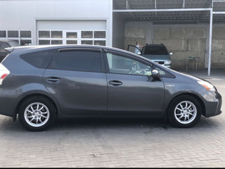 Toyota Prius v foto 5