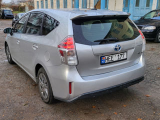 Toyota Prius v foto 3