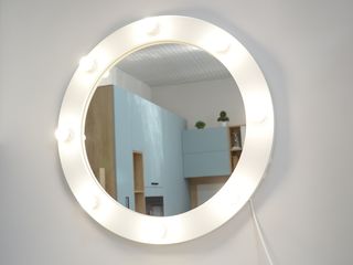 Oglinda rotunda cu becuri. Зеркало круглое с лампочками.