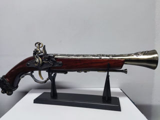 Декоративный кремниевый пистолет на подставке foto 1
