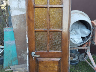 Uşă din lemn natural .