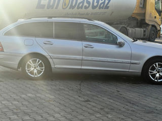 Mercedes C-Class foto 3