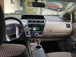 Toyota Prius v фото 5