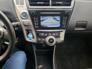 Toyota Prius v foto 6