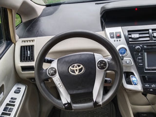 Toyota Prius v foto 4