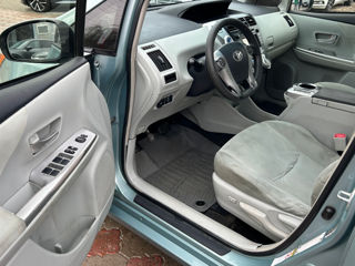 Toyota Prius v foto 7