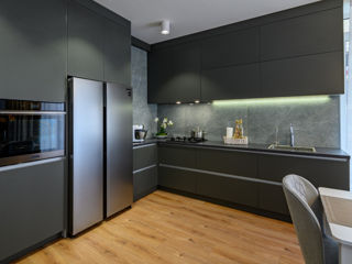 Bucătărie modernă cu fațade netede negre și textură mată