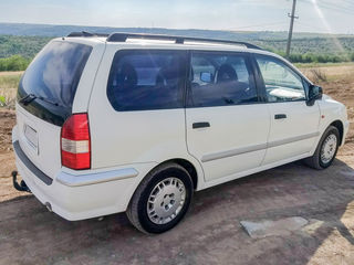 Mitsubishi Space Wagon foto 2