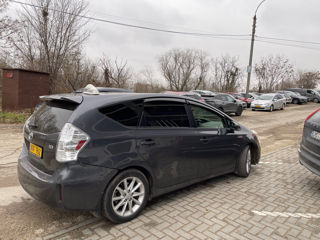 Toyota Prius v foto 3