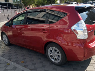 Toyota Prius v foto 2