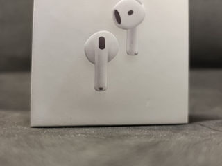 Vînd Air Pods 4