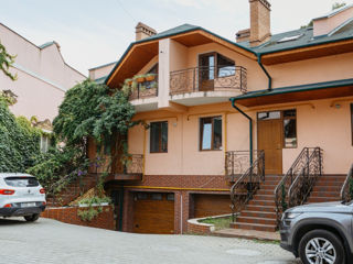 Duplex în 3 nivele. 180m2. str.Calea Ieşilor. Parc.