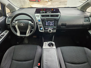 Toyota Prius v foto 6