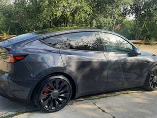 Tesla Model Y foto 2