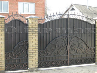 Balustrade, porți,  garduri,  copertine, gratii, uși metalice și alte confecții din fier forjat.