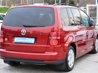 Volkswagen Touran foto 2