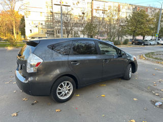 Toyota Prius v foto 3