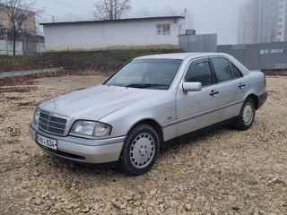 Mercedes C-Class foto 2