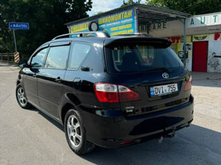 Toyota Avensis Verso foto 0
