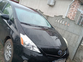 Toyota Prius v foto 1