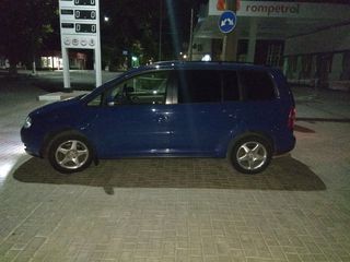 Volkswagen Touran foto 1