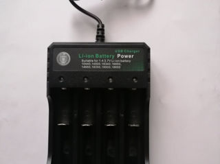 Зарядное устройство на 4 аккумулятора 18650.incarcator cu 4 sloturi pentru 18650