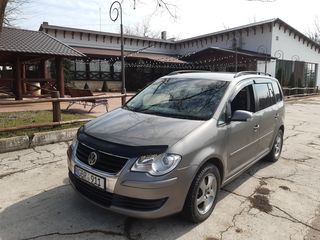 Volkswagen Touran foto 1