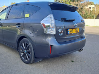 Toyota Prius v foto 5