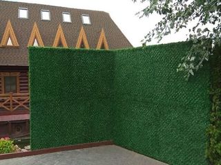 Gard verde de plasa metalica cu frunze artificiale. foto 5