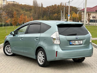 Toyota Prius v foto 4