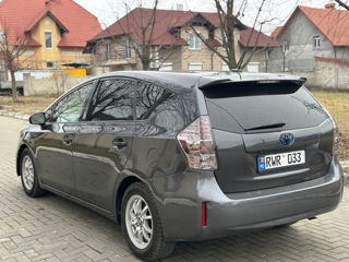 Toyota Prius v foto 6