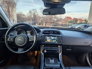 Jaguar XE foto 9