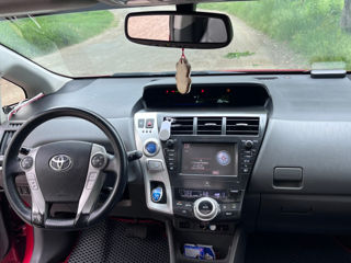 Toyota Prius v foto 8
