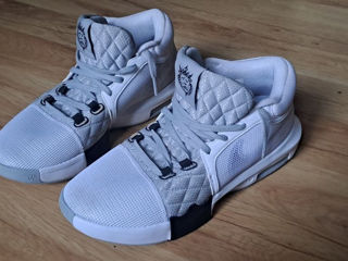 Vând adidasi sport de baschet Nike LeBron Witness 8. фото 0