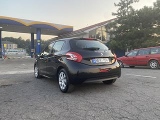 Peugeot 208 foto 2