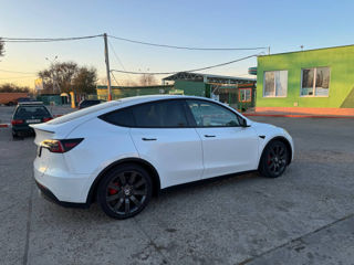 Tesla Model Y foto 2