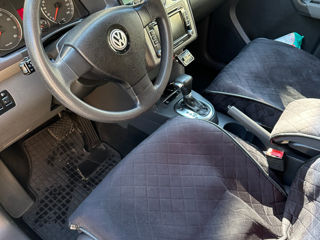 Volkswagen Touran foto 2