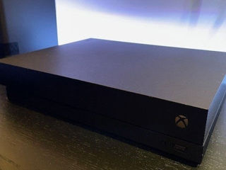 Xbox One X / 4K / Memorie 1tb + 21 jocuri deja cumparate si 2x joystics