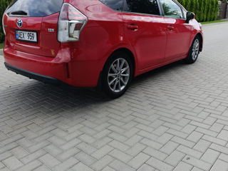 Toyota Prius v foto 4